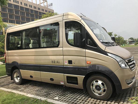 14座 宇通商务车  长5980x宽2180x高2900